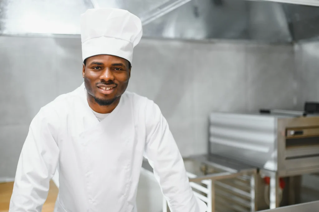 Jameson Toussaint, Chef de Cuisine Exécutif du restaurant Mè limyèr à St Barthélemy, posant fièrement dans sa veste de cuisine.