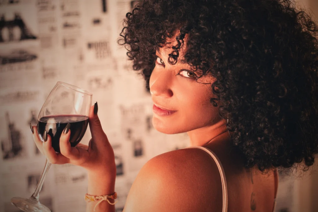 Portrait de Solange Destin, Sommelière et Maître de Cave du restaurant Mè limyèr à St Barthélemy, experte en vins d'exception.